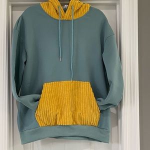✨✨Mens blue and yellow sweatshirt ✨✨
